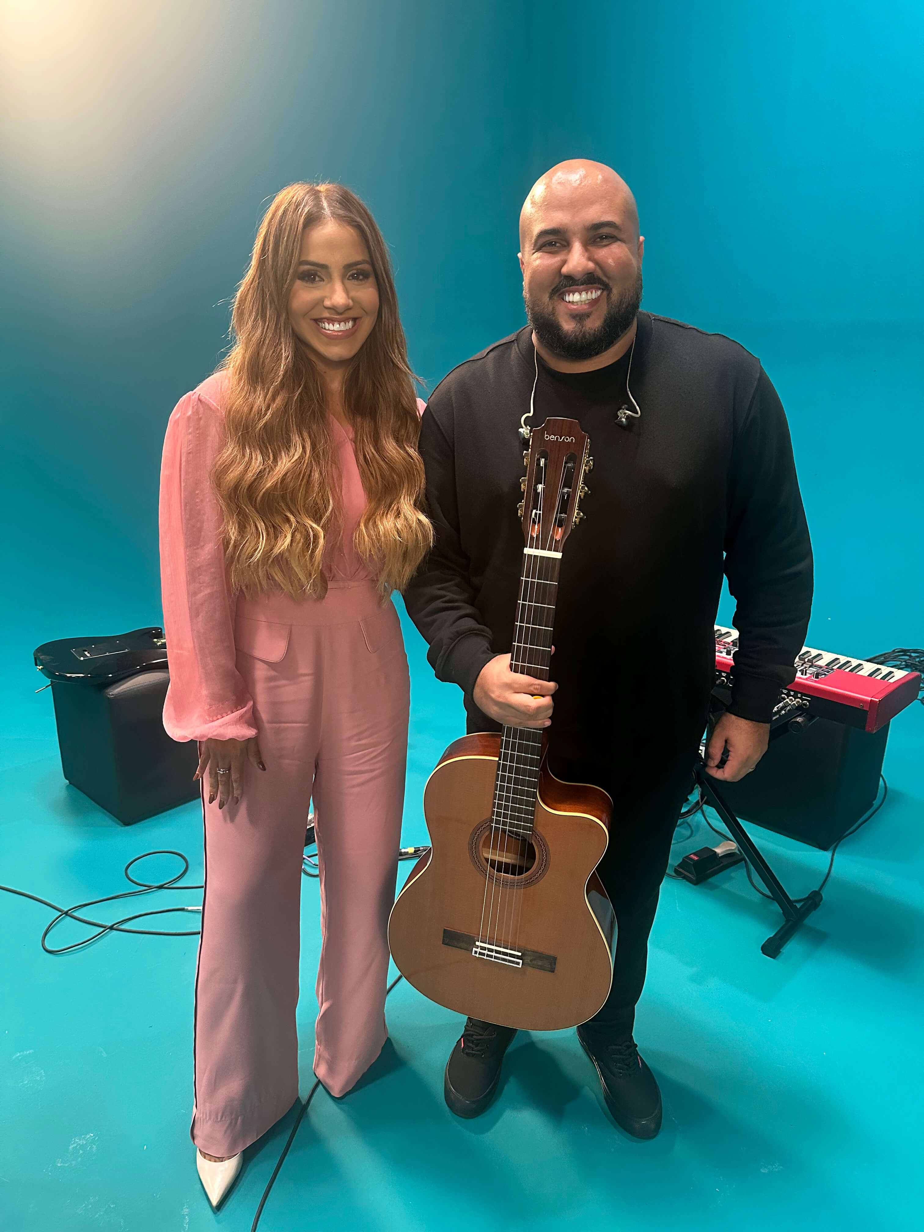 Marcos Oliveira ao lado de Gabriela Rocha — 15 anos como produtor e violonista no ministério musical